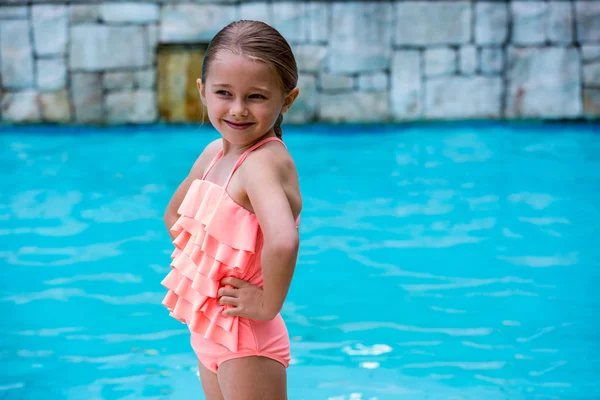 Dívka stojící u bazénu — Stock fotografie
