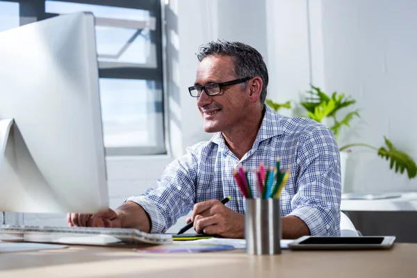 Hombre trabajando en su tableta gráfica —  Fotos de Stock