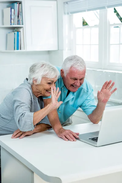 Pareja mayor usando laptop — Foto de Stock