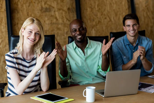 Collega's toejuichend op hun bureau — Stockfoto