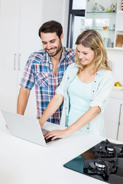 Jovem casal usando laptop — Fotografia de Stock