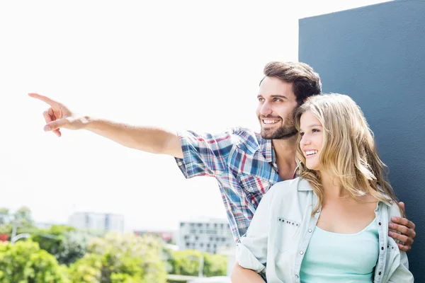 Jong (echt) paar op terras — Stockfoto