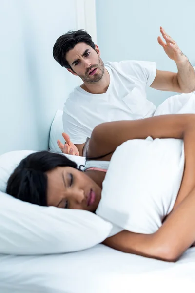 Pareja discutiendo en la cama en el dormitorio —  Fotos de Stock