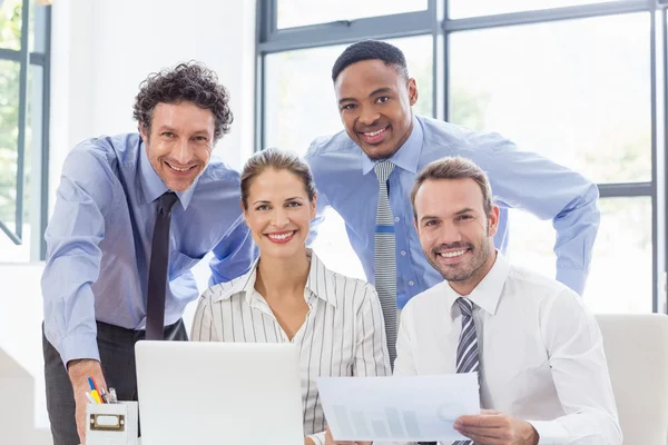 Business colleagues reviewing report at desk — Stock Photo, Image