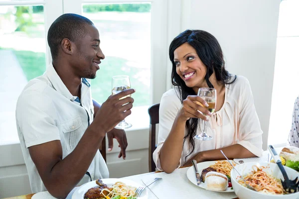 Yemek yerken konuşmayı Çift — Stok fotoğraf