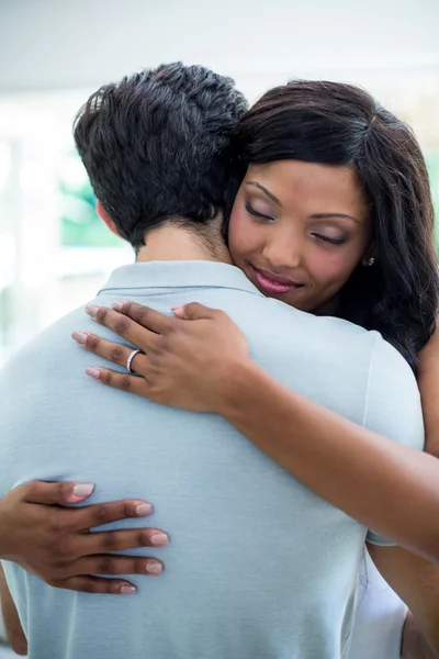 Pareja abrazándose — Foto de Stock