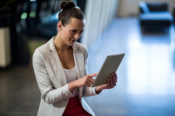 Schöne Geschäftsfrau mit Tablet — Stockfoto