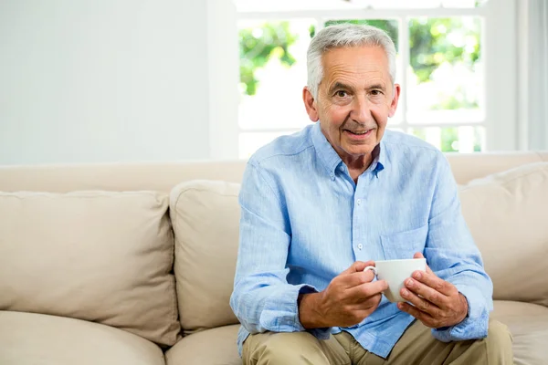 Souriant senior homme tenant tasse de café — Photo