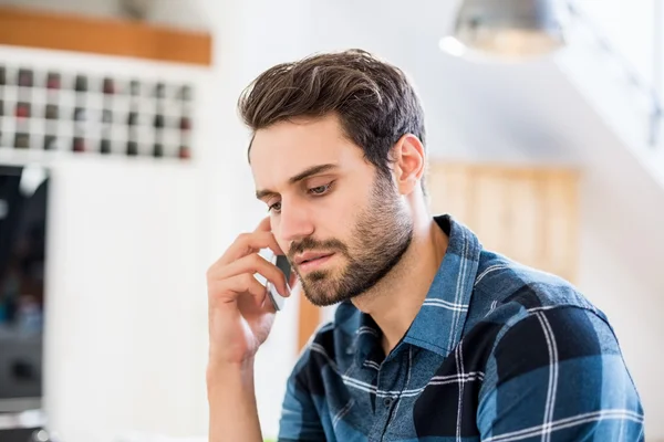 Man talar på mobiltelefon — Stockfoto