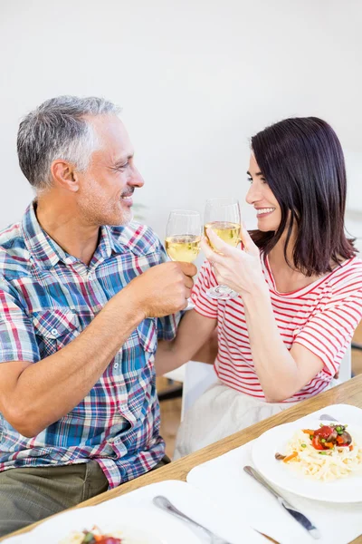 Couple toasting verres à vin — Photo