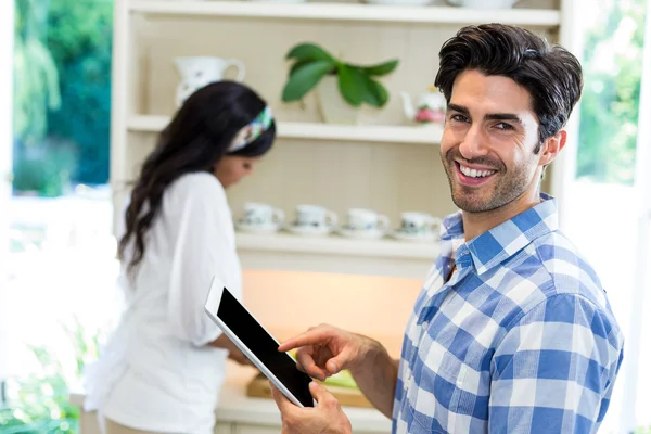 Young man using tablet — Stock Photo, Image