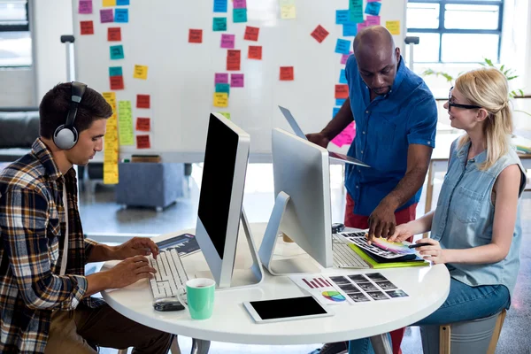 Designers gráficos trabalhando em sua mesa — Fotografia de Stock