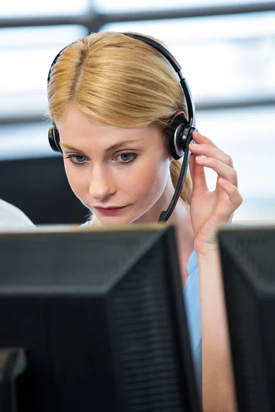 Donna che lavora al computer con auricolare — Foto Stock