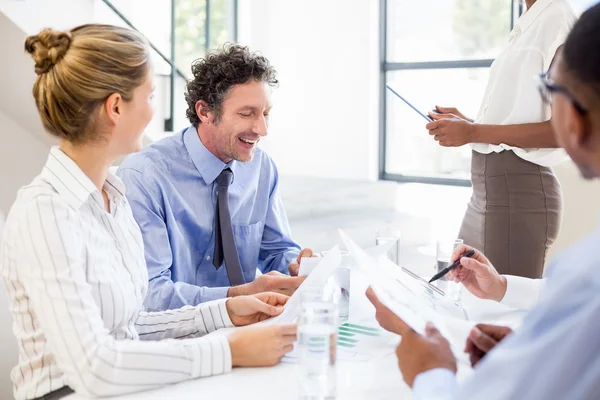 Geschäftskollegen diskutieren in Besprechung — Stockfoto