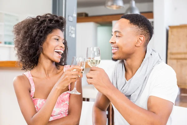 Casal brindar copos de vinho — Fotografia de Stock