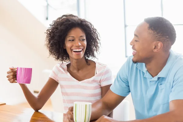 Pareja sosteniendo taza de café — Foto de Stock