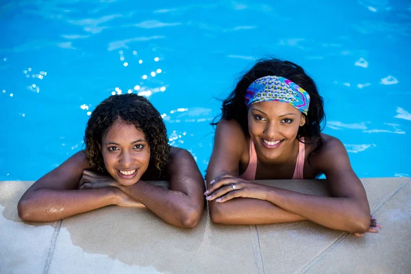 Mulheres desfrutando na piscina — Fotografia de Stock
