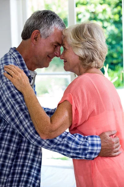 Pareja de ancianos románticos en casa — Foto de Stock