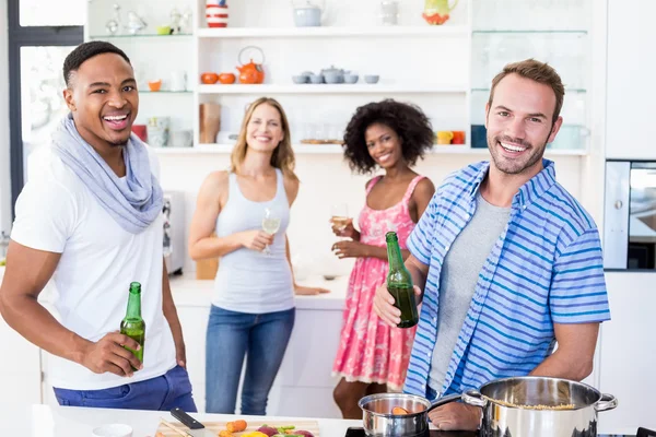 Friends holding bottles and wine — Stock Photo, Image