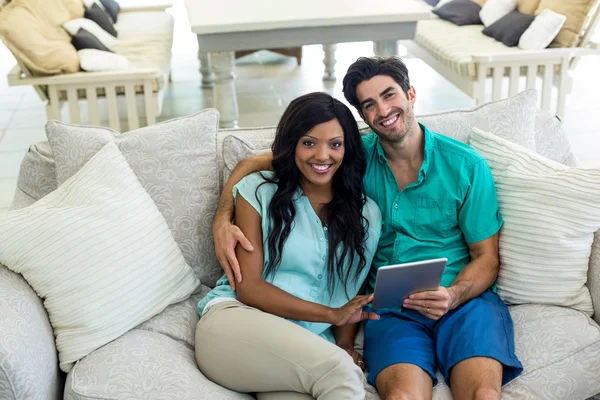 Par på soffan använder tablet — Stockfoto