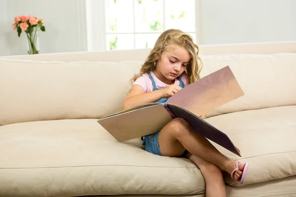 Menina com livro de imagens — Fotografia de Stock