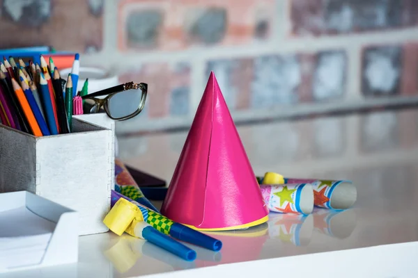 Cuerno de fiesta, sombrero de cumpleaños, titular de la pluma — Foto de Stock