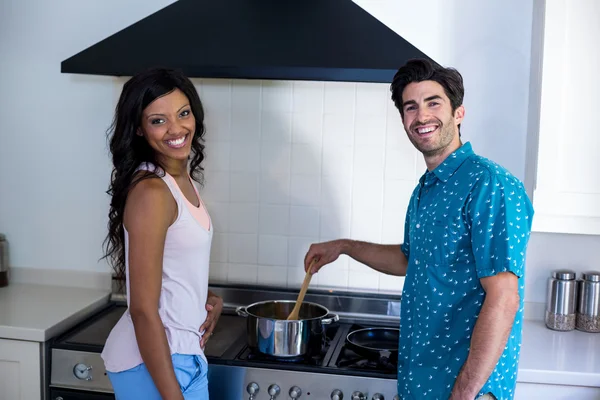 Pareja cocinar alimentos juntos en la cocina — Foto de Stock