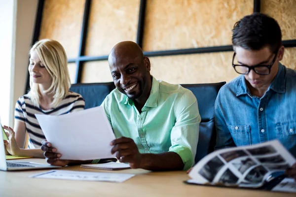 Collega's zitten aan hun bureau — Stockfoto