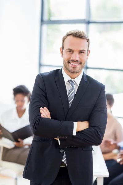 Businessman standing with arms crossed — Stock Photo, Image