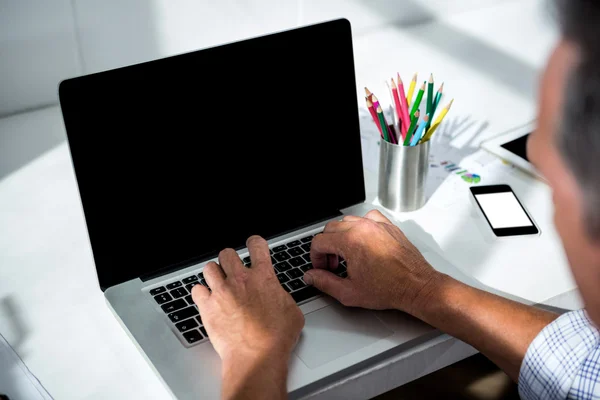 Man met laptop op kantoor — Stockfoto