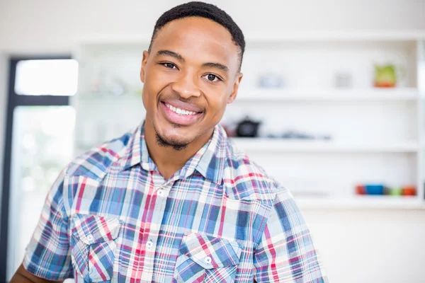 Jeune homme souriant à la caméra — Photo