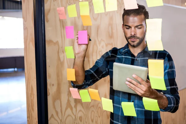 Hombre escribiendo en notas adhesivas — Foto de Stock