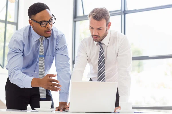 Affärsmän med laptop på skrivbordet — Stockfoto