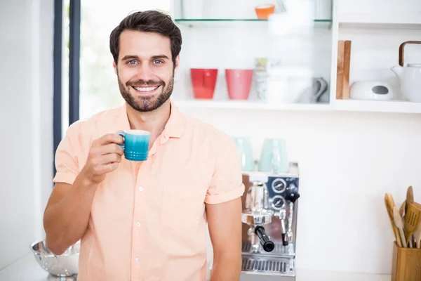 Homme tenant tasse de café — Photo