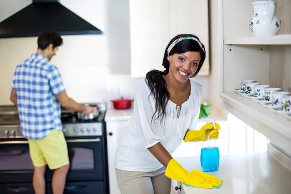 Frau putzt die Küche — Stockfoto