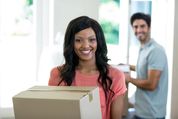 Casal transportando caixa de papelão — Fotografia de Stock