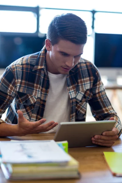 Jeune homme utilisant une tablette numérique — Photo