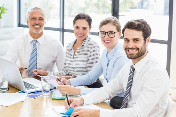 Colegas de negocios que trabajan en el escritorio — Foto de Stock