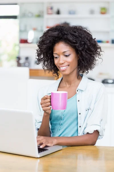 Nő használ laptop, hogy a kávé — Stock Fotó