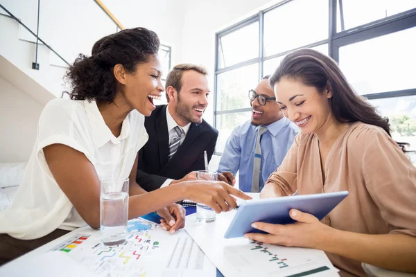 Empresarios riendo en una reunión — Foto de Stock