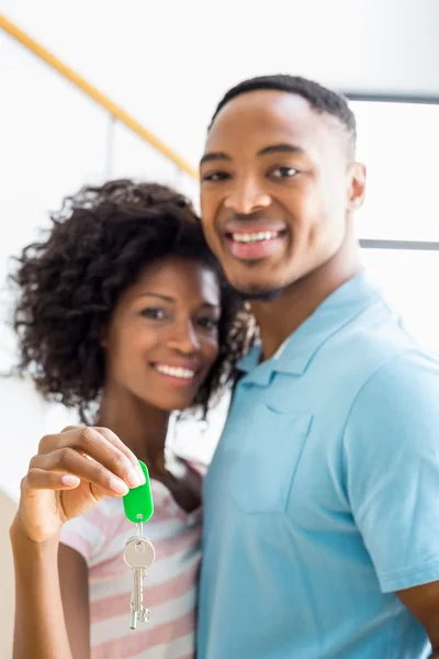 Paar omarmen in nieuwe woning — Stockfoto