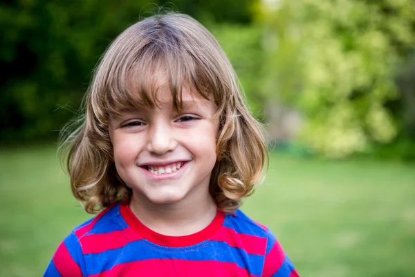 Carino ragazzo in cortile — Foto Stock