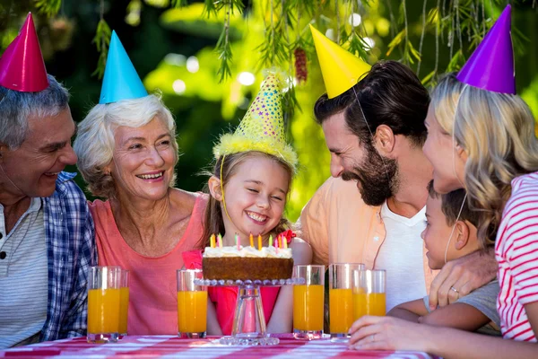 Família celebrando aniversário da menina no quintal — Fotografia de Stock