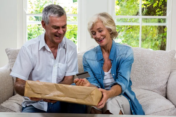 Senior-Ehepaar hält Paket — Stockfoto