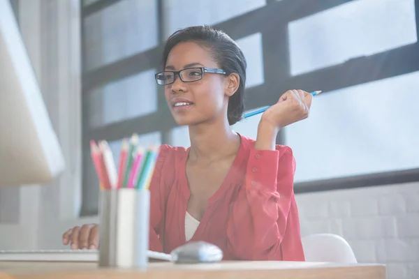 Mujer trabajando en la computadora — Foto de Stock