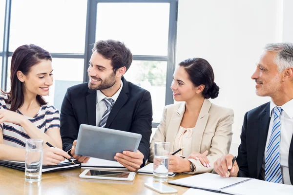 Arbeiter lächeln und schauen einander an — Stockfoto