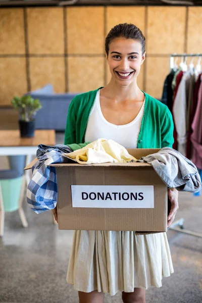 Jonge vrouw met donatie box — Stockfoto