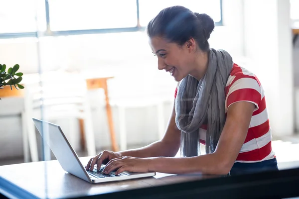 Mujer feliz usando portátil —  Fotos de Stock