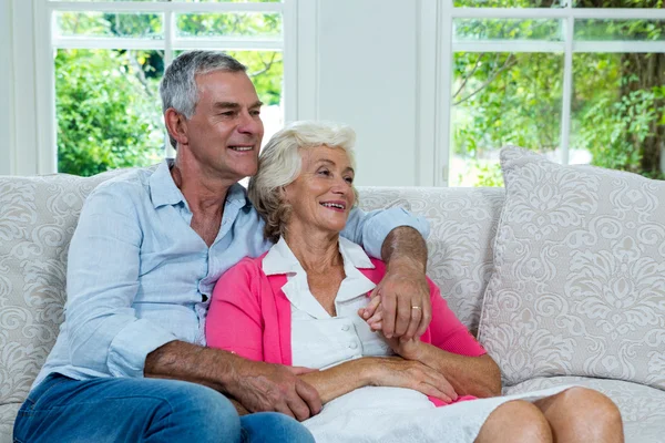 Coppia guardando lontano a casa — Foto Stock