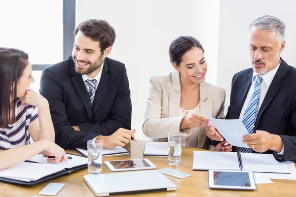 Werknemers zijn met elkaar praten — Stockfoto